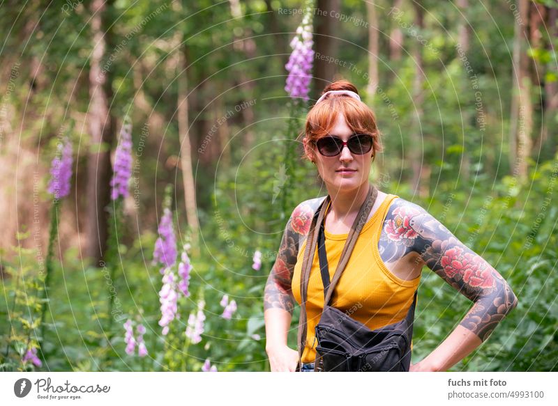 Junge Frau mit asiatischem Tattoo vor bunten Pflanzen tattoo ärmel blumen garten frau jung hübsch Blumen Porträt Mädchen Natur Garten Schönheit niedlich Sommer