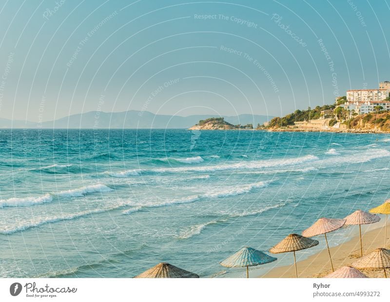 Close Up Regenschirm auf Meer Strand. Urlaub. trocknen aqua schön blau Küste Textfreiraum tief exotisch schäumen erwärmen Feiertag Horizont Landschaft Natur