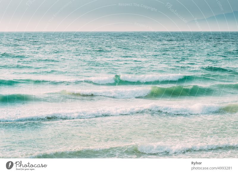 Riplpe Meer Ozean Wasseroberfläche mit kleinen Wellen. aqua Hintergrund schön blau Textfreiraum tief Horizont Landschaft Natur niemand im Freien Rippeln Szene