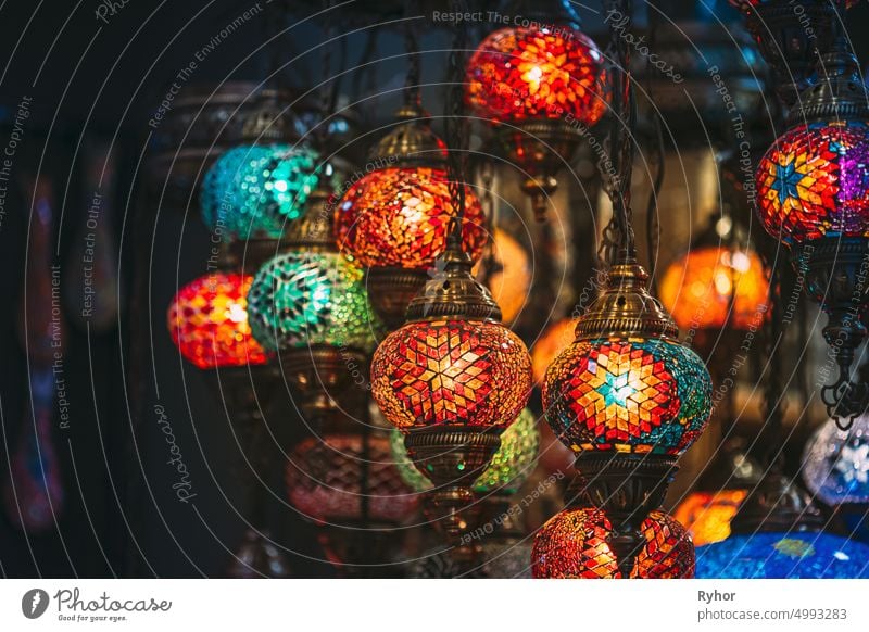 Türkei. Markt mit vielen traditionellen farbenfrohen handgefertigten türkischen Lampen und Laternen. Hängende Laternen im Geschäft zu verkaufen. Beliebte Souvenirs aus der Türkei