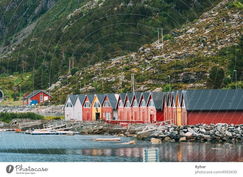 Alnes, Godoya, Norwegen. Rote und gelbe bunte hölzerne Docks im Sommer Tag. Godoya Insel in der Nähe von Alesund Stadt Norwegische Natur alesund Architektur