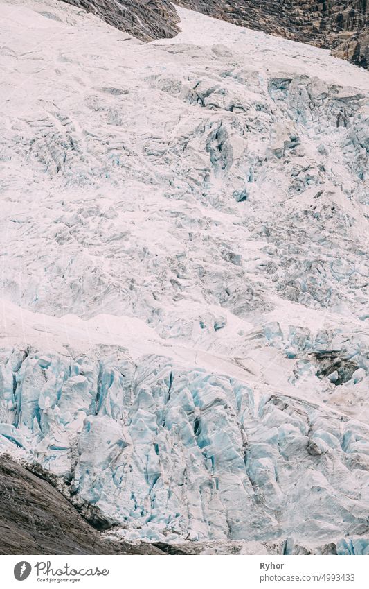 Jostedalsbreen National Park, Norwegen. Close Up View Of Melting Ice And Snow On Boyabreen Glacier In Summer Sunny Day. Berühmtes norwegisches Wahrzeichen und beliebtes Reiseziel. Nahaufnahme