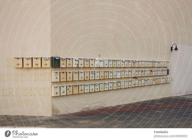 Hauswand mit einer Vielzahl aneinandergereihter Briefkästen Wohnen Wohnungen leben Masse wohnen Häusliches Leben Einsamkeit Gebäude Menschenleer Wand