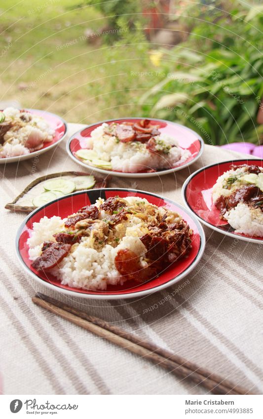 Chinesische Wurst oder Lap Cheong und Reis zum Frühstück auf einem Tisch im Freien an einem warmen Sommermorgen Gesunde Ernährung Tag selbstgemacht Lebensmittel