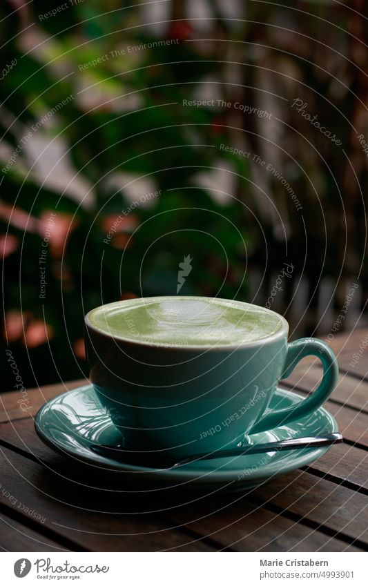 Vertikale Aufnahme einer Tasse Matcha Latte an einem kalten Herbsttag keine Menschen Kantine trinken Heißgetränk Café Kaffeehaus Textfreiraum blau