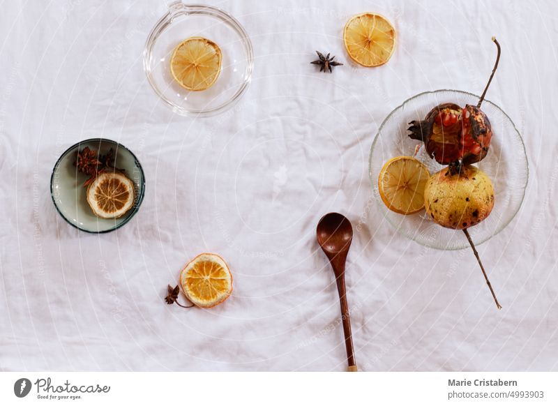 Draufsicht auf Granatapfelfrüchte und getrocknete Zitronenscheiben zur Herstellung von frischem Saft, mit einem ästhetischen Hintergrund zum Thema Herbst
