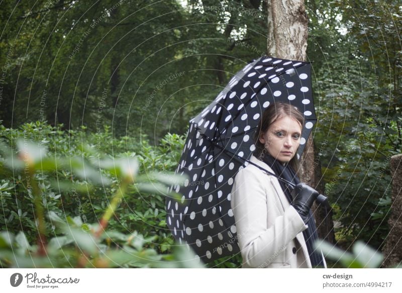 [HH Unnamed Road] Die andere, die immer guckt Frau Lachen Regenschirm Schirm schlechtes Wetter Mensch Gedeckte Farben Schutz Herbst Außenaufnahme nass Tag Klima