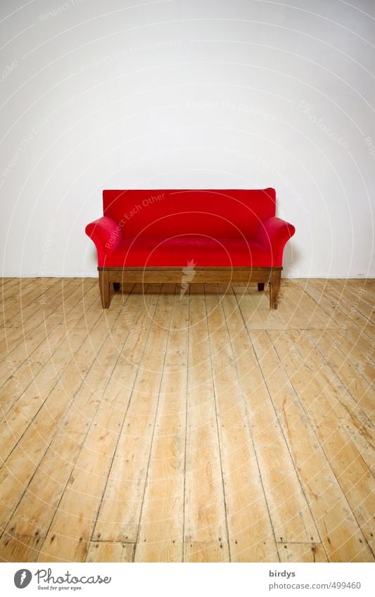 Altes rotes Sofa auf einem Holzfußboden vor einer weißen Wand. Buchcover Kanapee Lifestyle Stil Design ästhetisch Antiquität einfach elegant schön ruhig