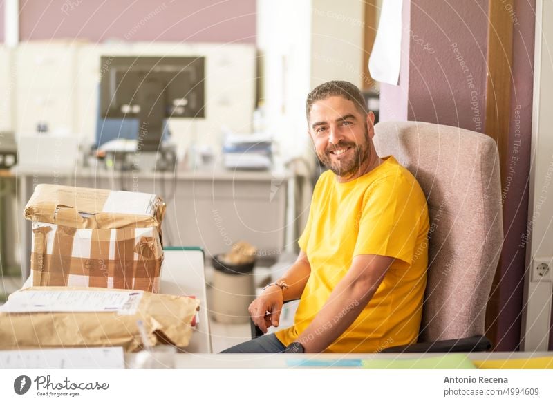 Büroangestellter lächelt in die Kamera, der für das Verpacken von Paketen zuständig ist Mann Rudel Kollo Spedition Programmierer Computer Arbeiter Aktenordner