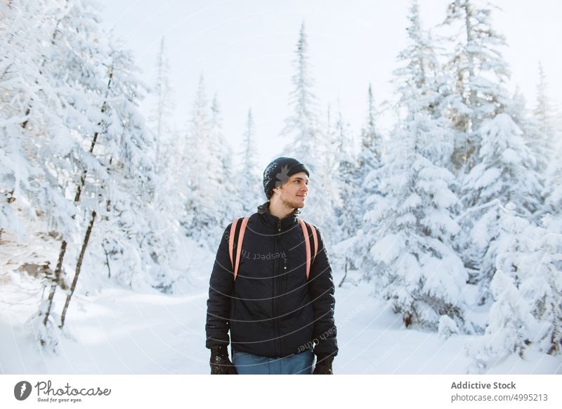 Junger Mann im verschneiten Wald im Winter Tourist Schnee Fichte Natur erkunden kalt Oberbekleidung Tal der Geister Monts Valin Quebec Kanada Nationalpark