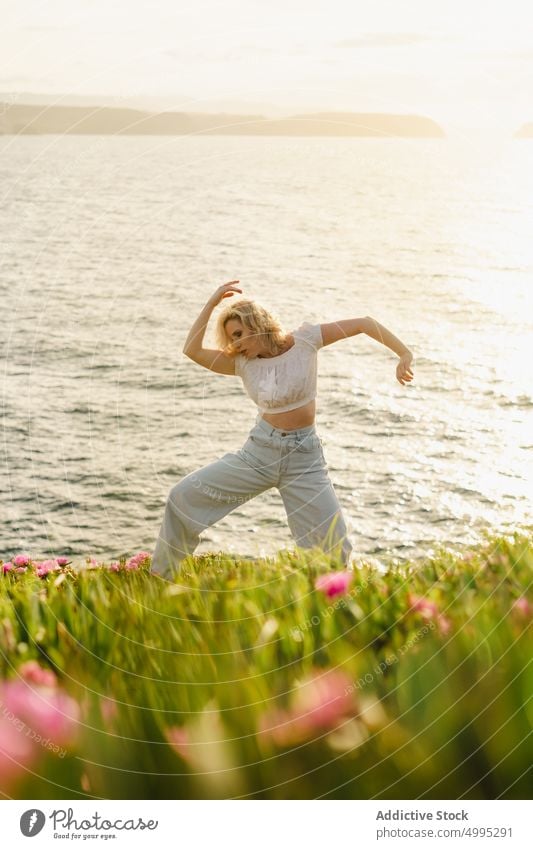 Frau tanzt am Meer bei Sonnenuntergang Tanzen Ufer MEER Tänzer ausführen Sommer Wochenende Wasser Aviles Asturien Spanien romantisch Küste Fähigkeit Seeküste