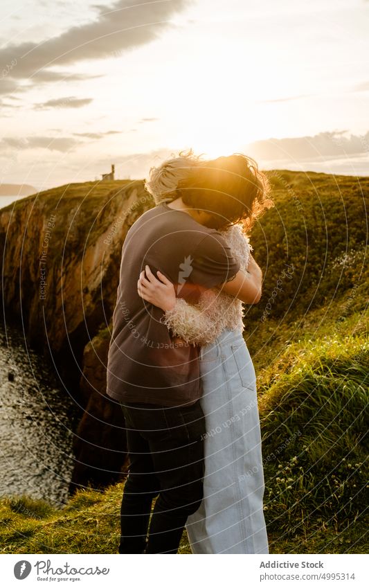 Anonymes Paar, das sich bei Sonnenuntergang auf einer Klippe umarmt Umarmung MEER Himmel wolkig Liebe Partnerschaft Termin & Datum Aviles Asturien Spanien Natur