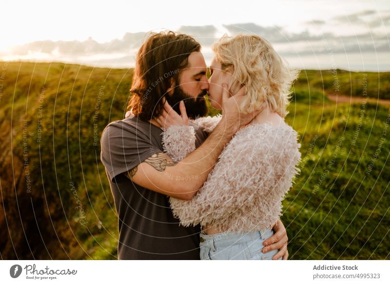 Verliebtes Paar küsst sich in der Natur Kuss Liebe Sonnenuntergang Umarmung Termin & Datum Klippe Wochenende romantisch Partnerschaft Aviles Asturien Spanien