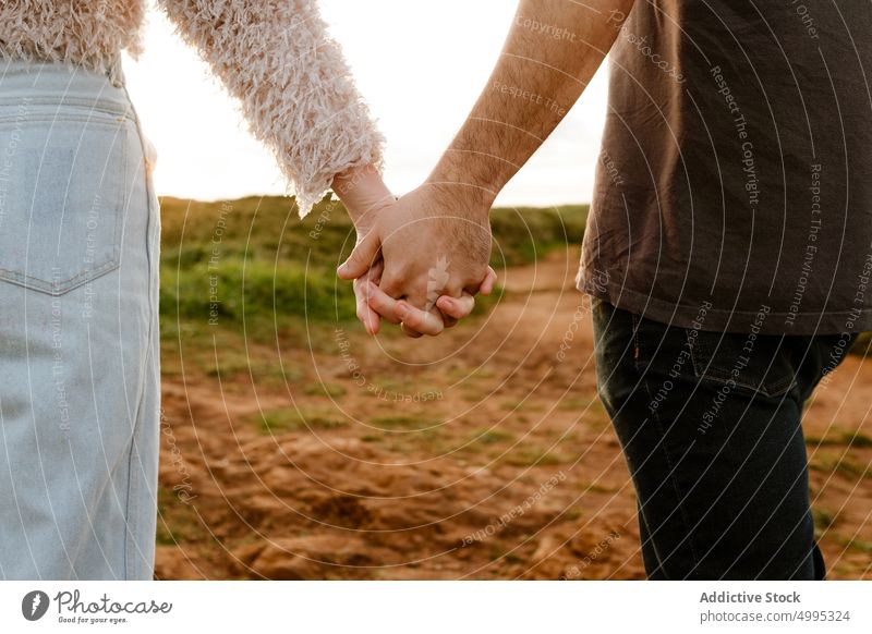 Pärchen hält sich auf dem Lande an den Händen Paar Händchenhalten Landschaft Sonnenuntergang romantisch Liebe Zusammensein Partnerschaft Termin & Datum