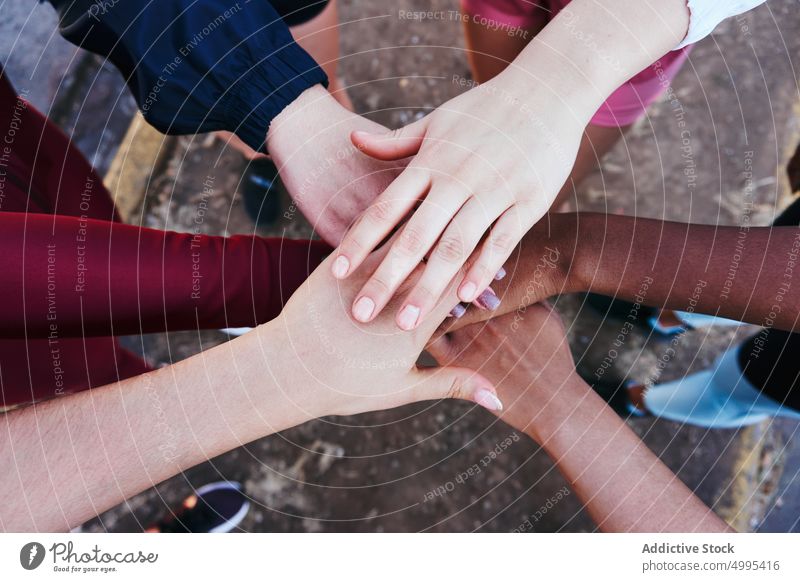 Crop unerkennbar multiethnischen Freunde Stapeln der Hände im Park Frauen Hände stapeln Team beitreten Zusammensein Athlet Training Hände zusammen abstützen
