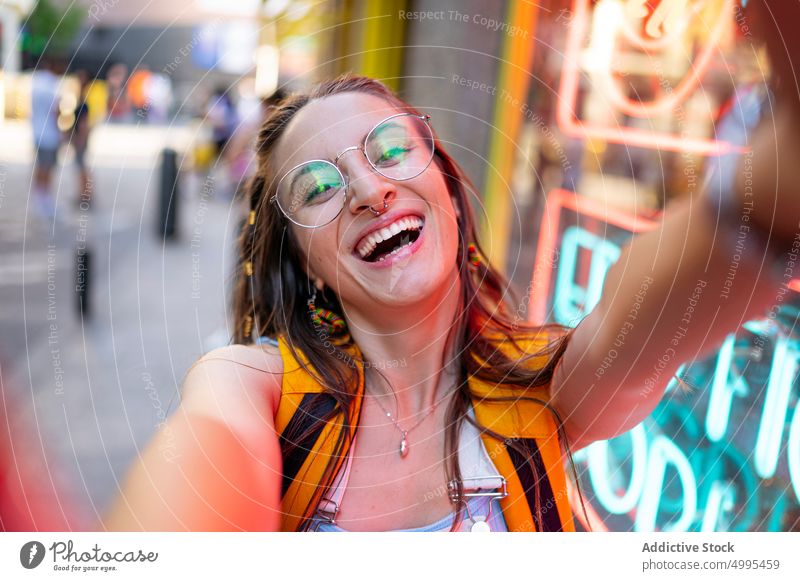 Lustige Frau nimmt Selfie auf der Straße Glück lustig modern urban Grimasse Stil jung Brille Wochenende sorgenfrei heiter Rucksack Gedächtnis Tourist Reisender