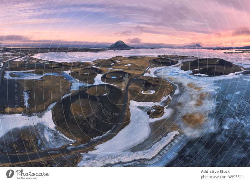 Vulkankrater in der Nähe eines zugefrorenen Sees Krater vulkanisch Ufer Schnee Winter Sonnenuntergang Abend Wetter skutustadagigar Island Mývatn Pseudokrater