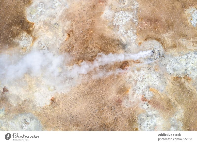 Dampfender Geysir im Geothermiegebiet Riss Verdunstung Gegend Gelände ausstoßen Natur heiß vulkanisch reykjahlid Island hverir wolkig Wetter Klima rau erwärmen