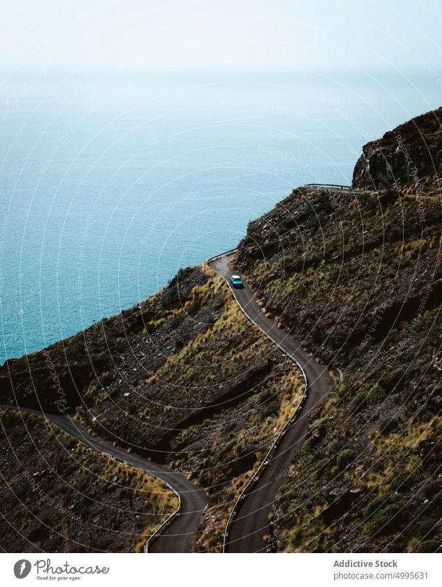 Straße mit Auto auf einem Berg in der Nähe des Meeres PKW Laufwerk Berge u. Gebirge MEER reisen Berghang Ufer Wasser Autoreise La Palma Kanarische Inseln