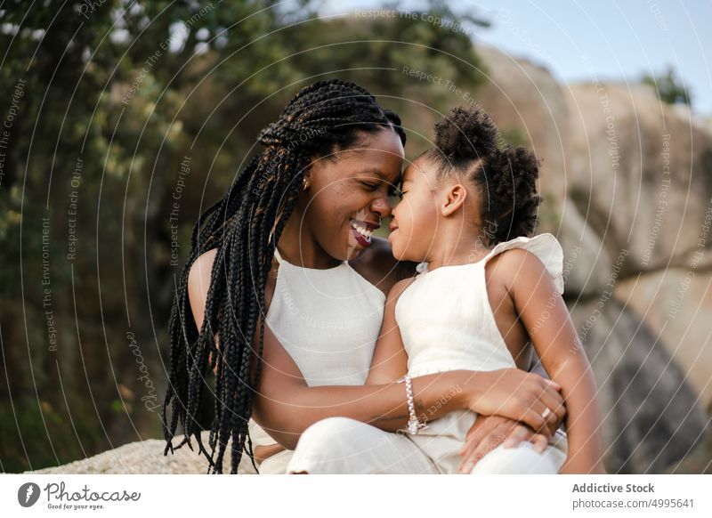 Afroamerikanische Mutter spielt mit Tochter in der Natur Landschaft spielen Kuss Sommer Wochenende Glück Zusammensein spielerisch Frau Mädchen schwarz