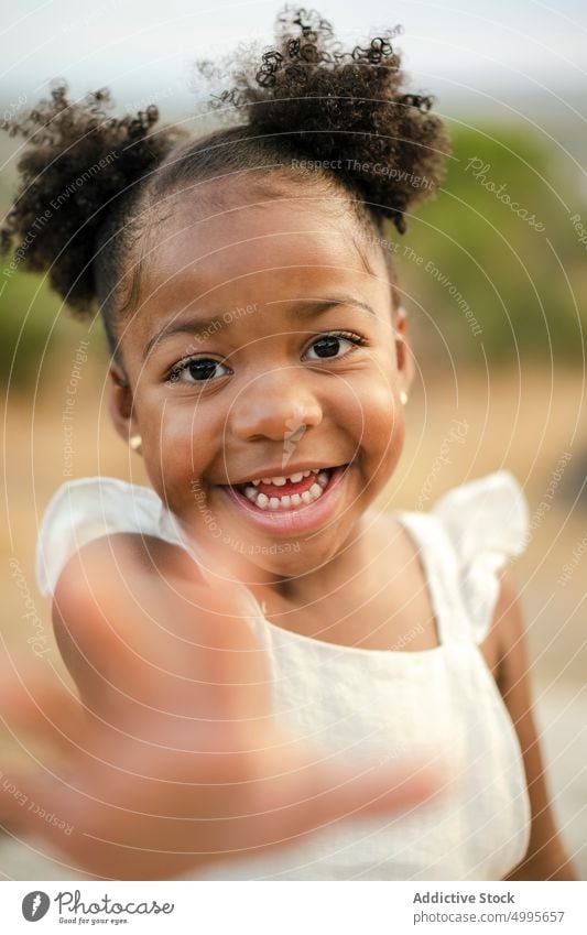 Glückliches afroamerikanisches Mädchen auf dem Lande Lächeln Landschaft Wochenende Sommer Vorschein Porträt Stil schwarz Afroamerikaner ethnisch Haarknoten