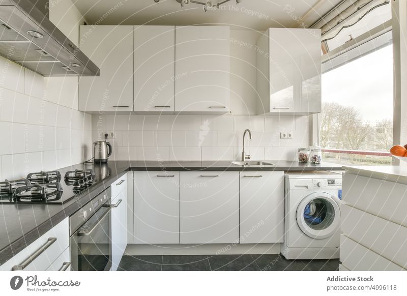 Moderne Kücheneinrichtung mit Schrank zu Hause Innenbereich Kabinett Fenster kreativ Design minimalistisch Zeitgenosse Stil heimwärts dekorativ natürlich Stock