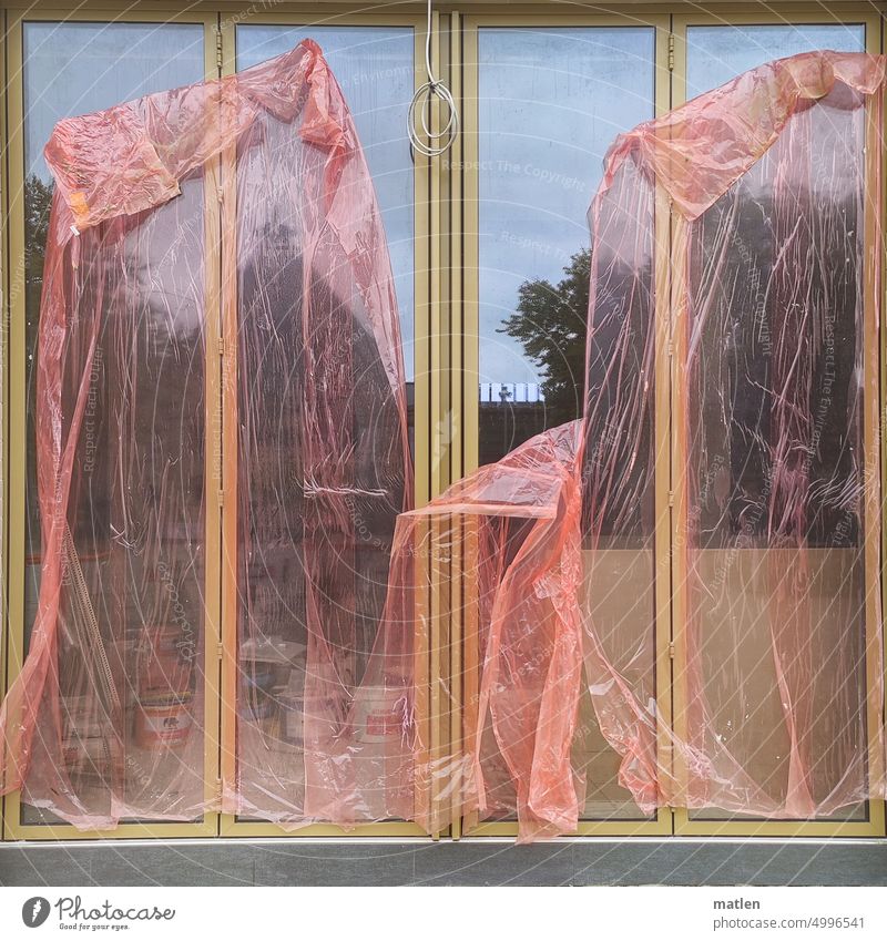Verhüllung Fenster Schutzfolie Abdeckung Menschenleer Baustelle Farbfoto Renovieren Spiegelung