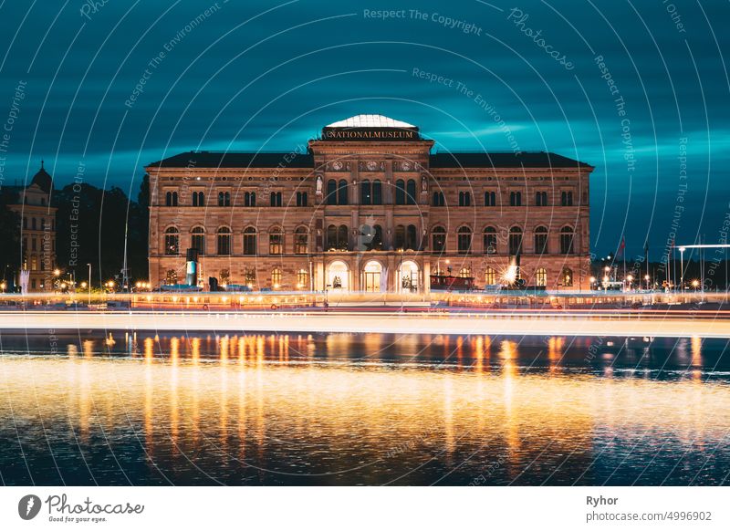 Stockholm, Schweden. Das Nationalmuseum der Schönen Künste ist die Nationalgalerie Schwedens und befindet sich auf der Halbinsel Blasieholmen. Touristische Vergnügungsboote schwimmen in der Nähe des Nationalmuseums im Sommer Abend Nacht