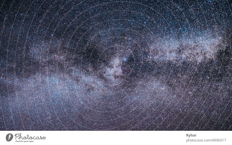 Real Night Sky Sterne mit Milchstraße Galaxy. Natürliche Starry Sky Hintergrund Glühende Sterne sternenklar abstrakt Astronomie schön blau Textfreiraum kosmisch