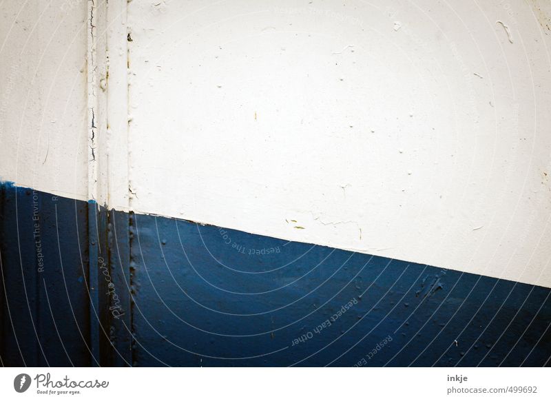 der Horizont ist schief Menschenleer Schifffahrt An Bord Bordwand Linie Neigung blau weiß diagonal abwärts Kontrast Farbfoto Außenaufnahme Nahaufnahme