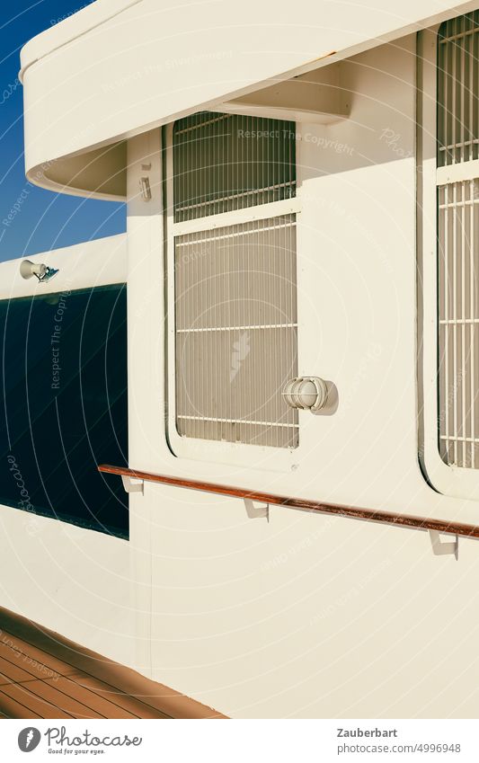 Decksaufbauten in weiß auf einer Fähre Kreuzfahrtschiff Schiff Aufbau Kajüte Lüftungsgitter Urlaub Meer elegant nostalgisch Schifffahrt Passagierschiff