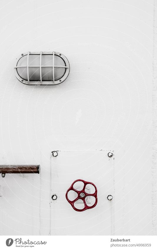 Technische Außenleuchte, rotes Handrad auf weißer Kajütwand Leuchte Rad technisch Schiff abstrakt reduziert minimalistisch Bordwand Aufbauten Metall Stahl Leere