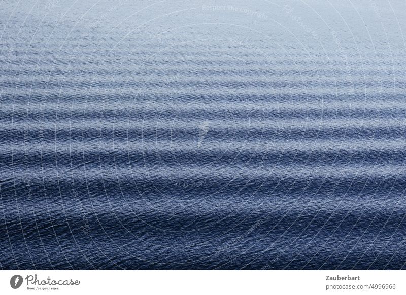 Regelmäßige Wellen verlaufen horizontal auf blauem Meer als Muster regelmäßig friedlich Weite Wasser weit Bewegung auslaufen