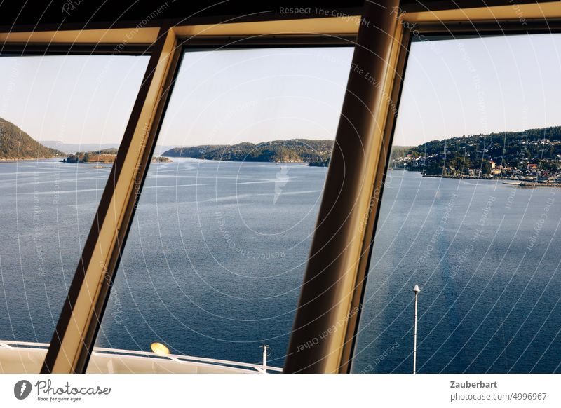 Aussicht von der Fähre auf den Oslofjord Fjord Meer Norwegen Fenster Aussichtsdeck Perspektive Schiff Wasser Reisen Ostsee Schifffahrt Passagierschiff Küste