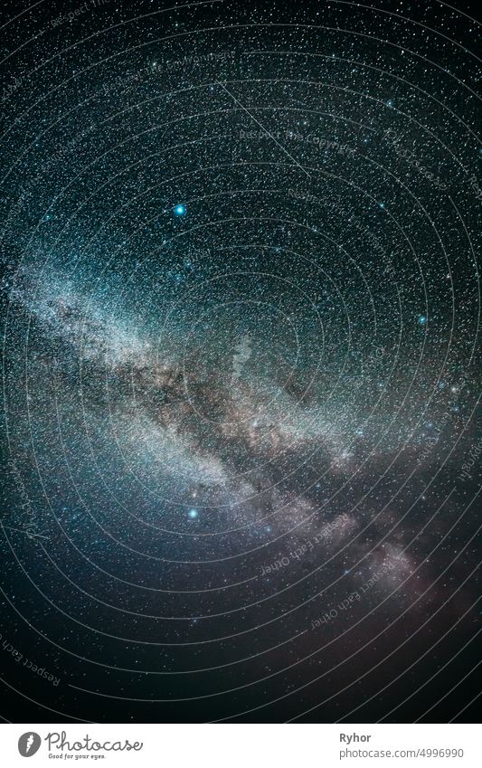 Real Night Sky Sterne mit Milchstraße Galaxy. Natürliche Sternenhimmel bunten Hintergrund Glühende Sterne sternenklar abstrakt Astronomie schön farbenfroh