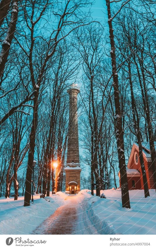 Gomel, Weißrussland. Stadtpark in der Winternacht. Ferris-Turm in Homiel Park, Weißrussland. Berühmte lokale Wahrzeichen in Schnee Paskevich Architektur