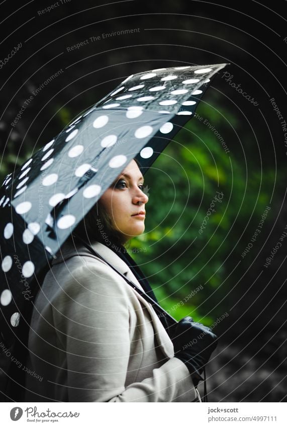 [HH Unnamed Road] junge Frau mit schwarzen Regenschirm und weißen Punkten Erwachsene Mantel Handschuh regnerisch feucht kühl Lifestyle Melancholie Herbst