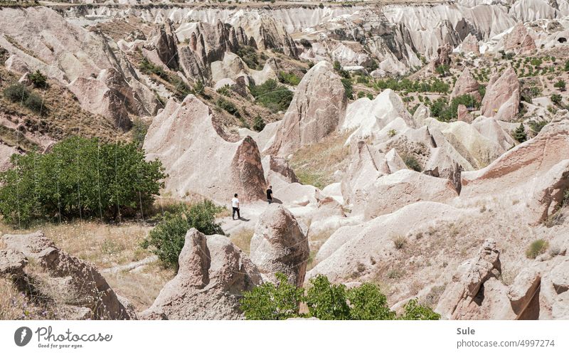 Zwei Menschen in einem breiten vulkanischen geformten Steine in Kappadokien Trekking Weg Landschaft folgende - Bewegungsaktivität laufen verirrt sonniger Tag