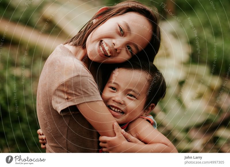 Geschwister Schwester Umarmung Philippinen Liebe Familie Emotion Gesicht jung Gesundheit Zusammensein Pflege Single im Freien Freizeit Stimmung Säuglingsalter