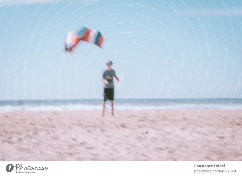 Junge mit gestreiftem Drachen am Strand in ICM Technik. Küstenstreifen Meer Wasser Tourismus Meereslandschaft Landschaft Ferien & Urlaub & Reisen ICM-Technik