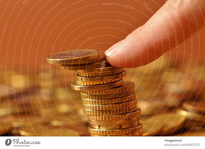 Stapel fallender Euro-Münzen Finger Immobilienpreise Unsicherheit Wohnungsmarkt kippen gestapelt Haufen Hintergrund Konzept Buchhaltung Bank Banken Geschäft