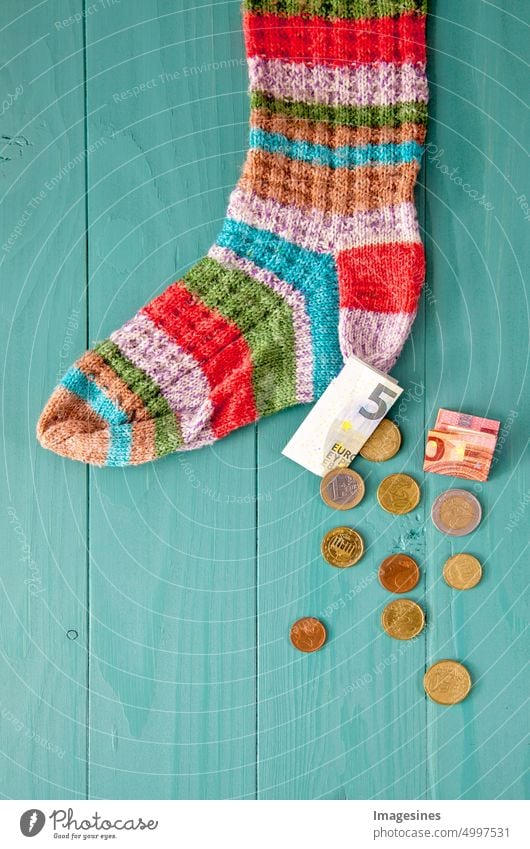 Sparstrumpf Altersvorsorge Verstecken konzept Geld Socke einzahlen Münzen Wollsocke Bankwesen Budget Geschäft Weihnachten Weihnachtsstrumpf Kleidung Farbbild