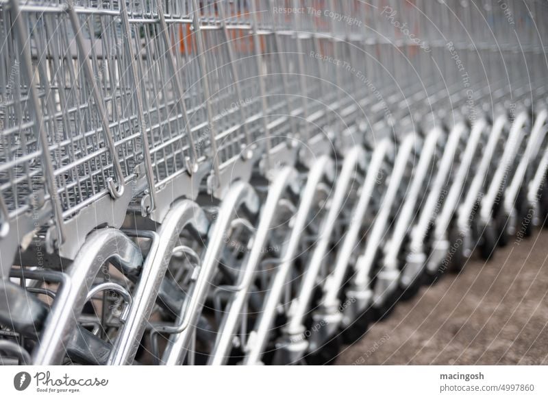 Lange Reihe leerer Einkaufswagen Trolley Supermarkt Konsum Einkaufskorb kaufen Metall Menschenleer Handel Farbfoto Einzelhandel Markt Einkaufsmarkt Kunde