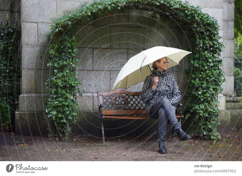 [HH Unnamed Road] Die, die immer sitzt Frau Lachen Regenschirm Schirm schlechtes Wetter Mensch Gedeckte Farben Schutz Herbst Außenaufnahme nass Tag Klima kalt