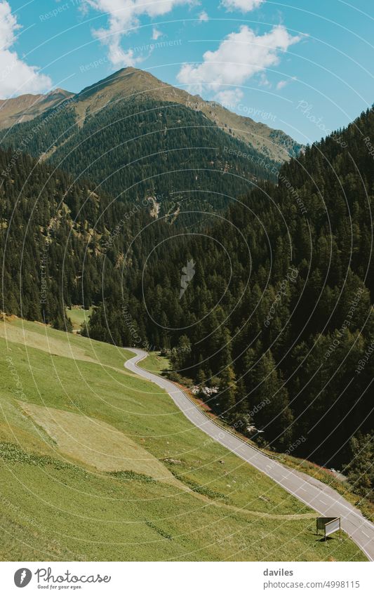 Grenzübergang in den Alpen, von Österreich in die Schweiz, in Samnaun. Swtzerland Unterkunft alpin Borte Landschaft Überfahrt Europa Wald grün Hügel Italien
