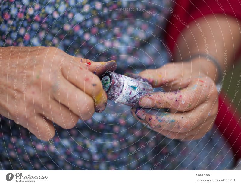 Omas Fingerfarben Freude Haut Maniküre Mensch Frau Erwachsene Weiblicher Senior Hand 1 Kunst Künstler Maler Mode Kleid festhalten mehrfarbig dreckig Farbe