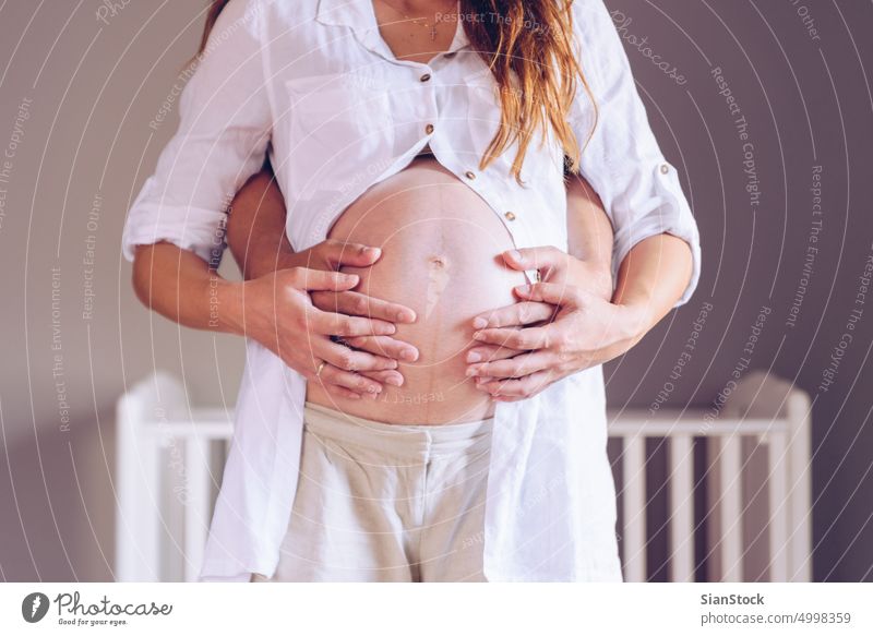 Mann hält den Bauch seiner schwangeren Frau. Sohn berühren Hände Elternschaft Geburt Schwangerschaft neu Familie Baby Menschen Leben Vater Liebe Mutter
