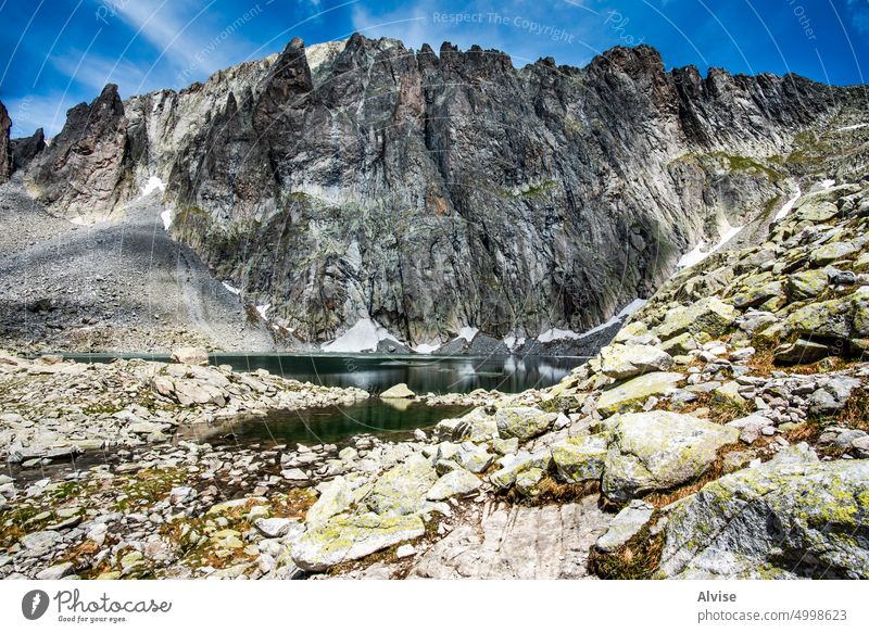 2022 06 04 CimaDasta-See zwischen Granitgipfeln Berge u. Gebirge alpin Natur Italien Landschaft Sommer im Freien Ansicht Alpen grün Tourismus Tal Himmel blau