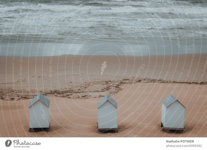 Hölzerne Strandhütte auf dem Sand MEER Meer winken Draufsicht drei Seeseite Feiertage Frankreich Opalküste Le Portel