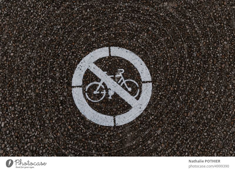 Zeichen verboten für Fahrräder Boden Gemälde Straße Bitumen Fahrrad Außenaufnahme Asphalt weiß Strassenmalerei oben Straßenbelag Vorsicht Verbot Warnhinweis